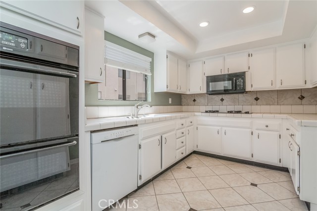 5711 Owensmouth Avenue, Woodland Hills CA: https://media.crmls.org/medias/f1fa51a5-a1a2-46ae-9568-eb055e17cd51.jpg