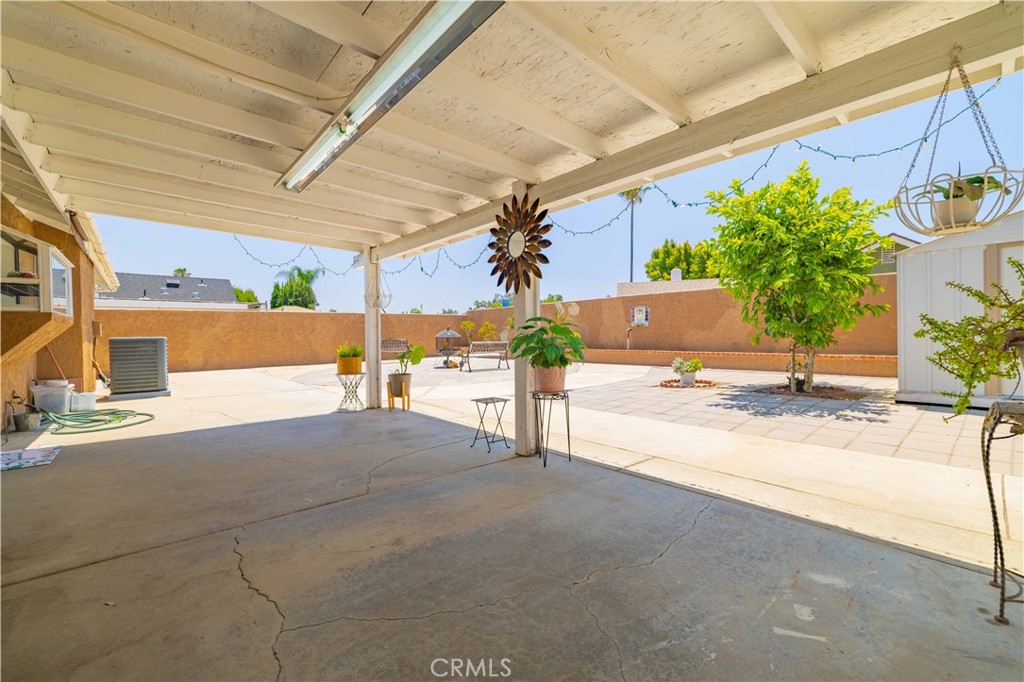 https://media.crmls.org/medias/f1fd0a9d-4de3-45b4-b983-ae137c84590e.jpg?preset=X-Large