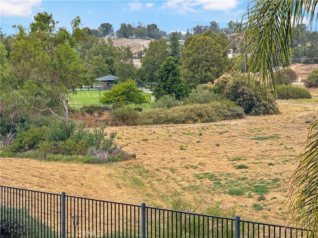 https://media.crmls.org/medias/f1fff94b-91b3-4121-bffb-cdf948e2b0f4.jpg?preset=X-Large