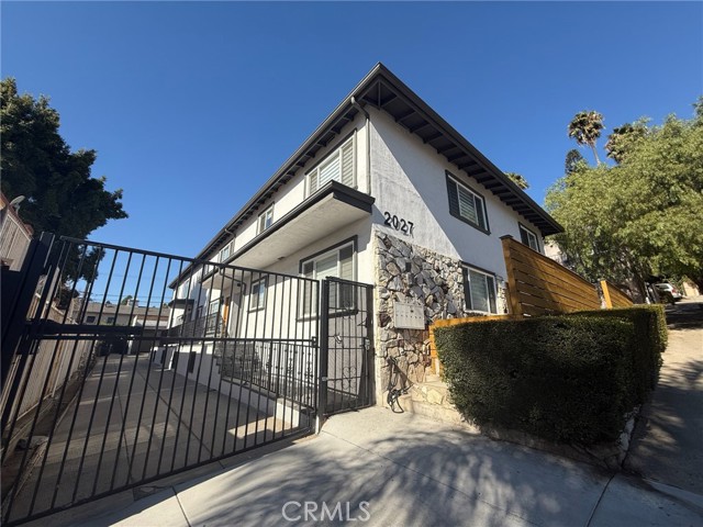 Detail Gallery Image 1 of 19 For 2027 Vista Del Mar Street #1,  Los Angeles,  CA 90068 - 2 Beds | 1 Baths