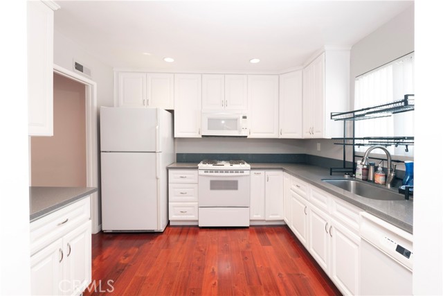 Detail Gallery Image 14 of 39 For 12334 Chandler #C,  Valley Village,  CA 91607 - 2 Beds | 2 Baths