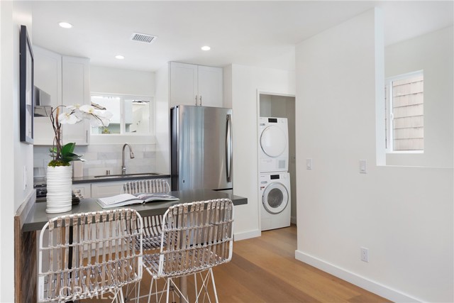 Detail Gallery Image 5 of 9 For 608 1/2 Acacia Ave, Corona Del Mar,  CA 92625 - 2 Beds | 1 Baths