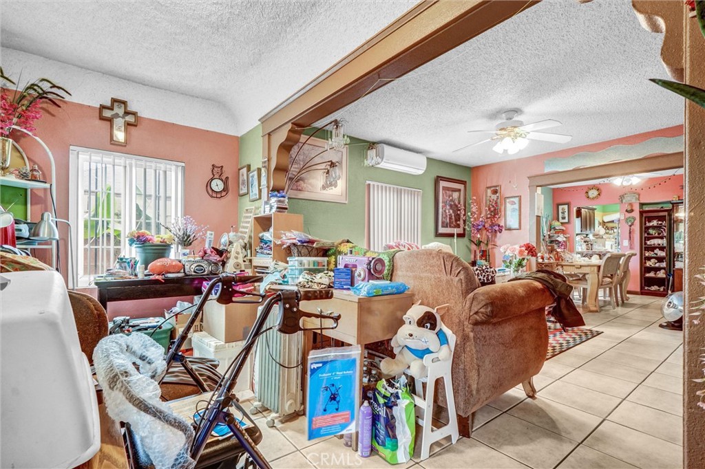 https://media.crmls.org/medias/f200e71e-8a51-4b91-ad87-d68a69edfc1e.jpg?preset=X-Large