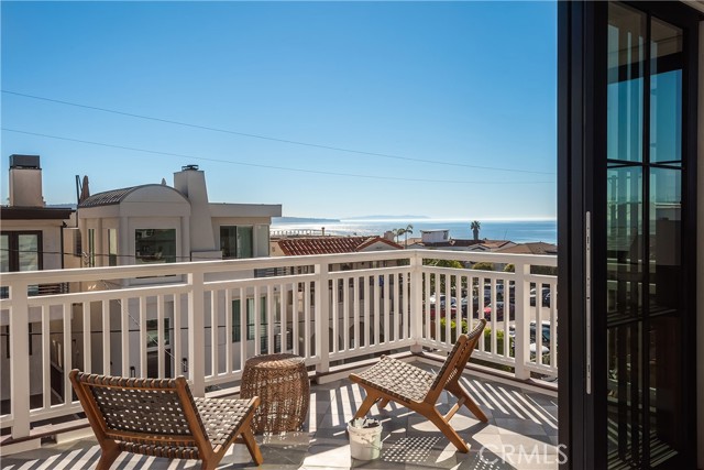 337 26th Street, Hermosa Beach, California 90254, 4 Bedrooms Bedrooms, ,4 BathroomsBathrooms,Residential,Sold,26th,SB21268833