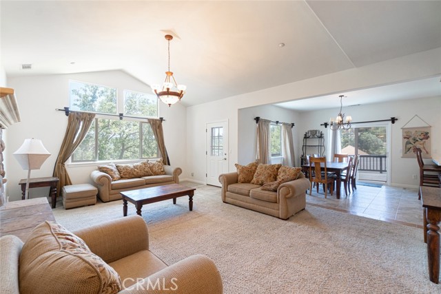Detail Gallery Image 4 of 28 For 979 Grass Valley Rd, Lake Arrowhead,  CA 92352 - 3 Beds | 2 Baths