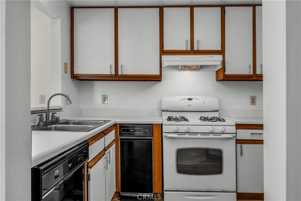 https://media.crmls.org/medias/f201d5e5-685f-4a65-bee7-8df546335423.jpg?preset=X-Large