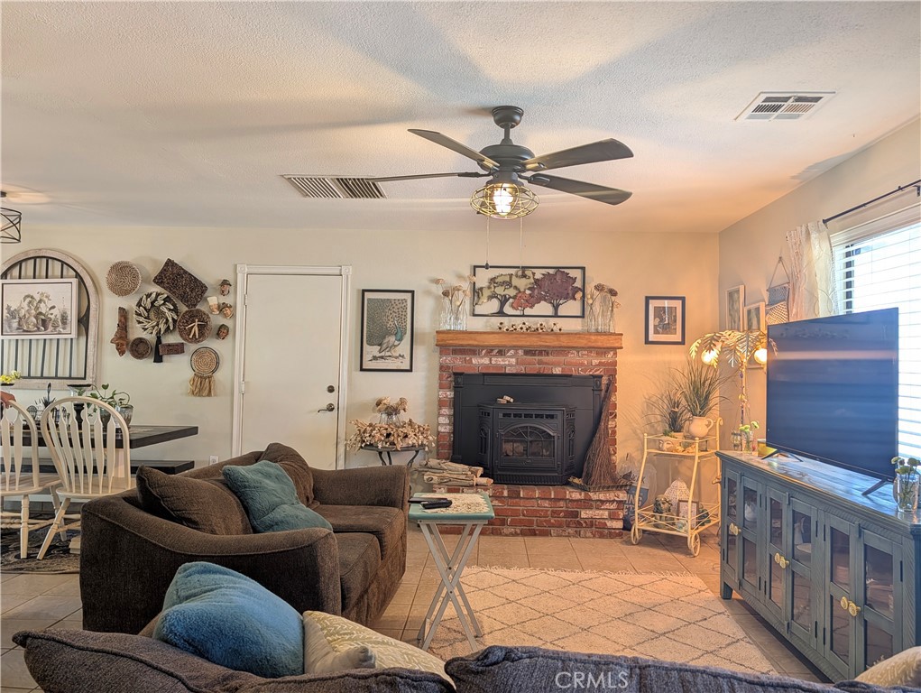 https://media.crmls.org/medias/f206a1b9-7faf-4a80-b1b4-b9e57c8fea44.jpg?preset=X-Large