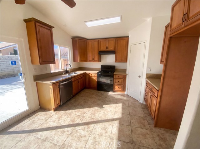 Detail Gallery Image 2 of 31 For 14433 Green River, Victorville,  CA 92394 - 3 Beds | 2 Baths