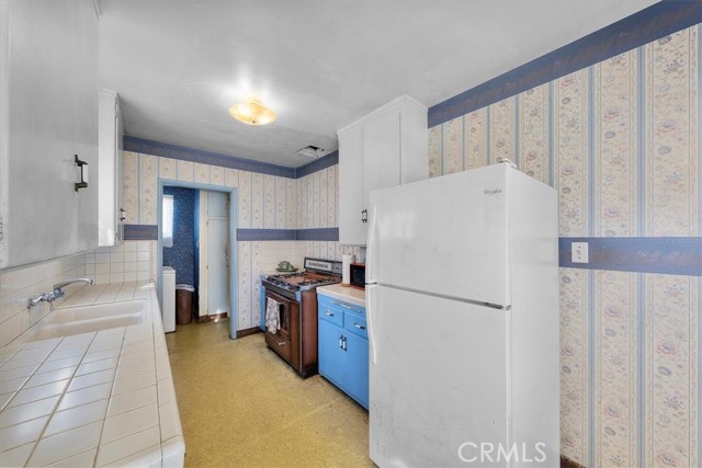 Kitchen adjacent to living room