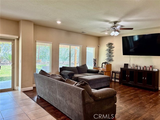 Detail Gallery Image 3 of 15 For 2220 N. Shady St, Visalia,  CA 93291 - 3 Beds | 2/1 Baths