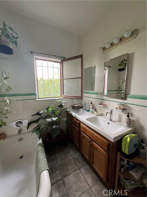 Detail Gallery Image 7 of 24 For 8400 Blackburn, Los Angeles,  CA 90048 - 2 Beds | 2 Baths