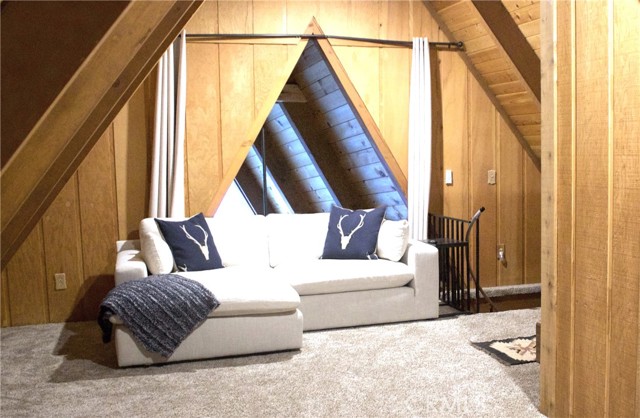 Detail Gallery Image 14 of 16 For 33020 Arrowbear, Running Springs,  CA 92382 - 3 Beds | 3 Baths