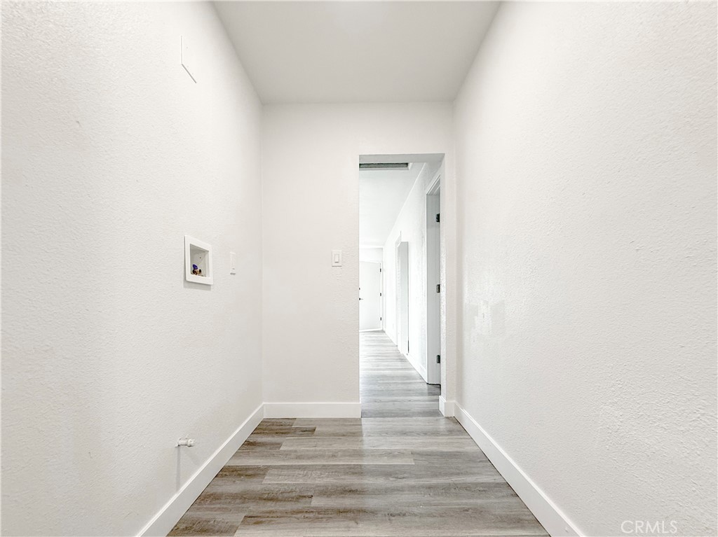 https://media.crmls.org/medias/f2105a95-d9f1-477b-a86d-077661f08a60.jpg?preset=X-Large