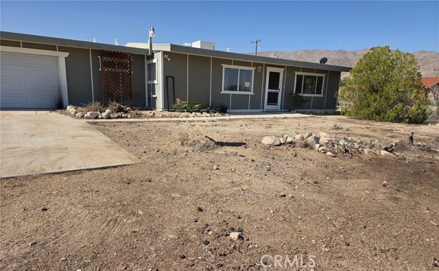 74813 Sunrise Drive, 29 Palms CA: https://media.crmls.org/medias/f211bcd3-e397-4ee6-a7a3-2a0576905bcc.jpg