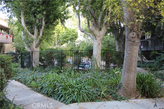 Detail Gallery Image 13 of 18 For 7304 Corbin Ave #F,  Reseda,  CA 91335 - 1 Beds | 1 Baths