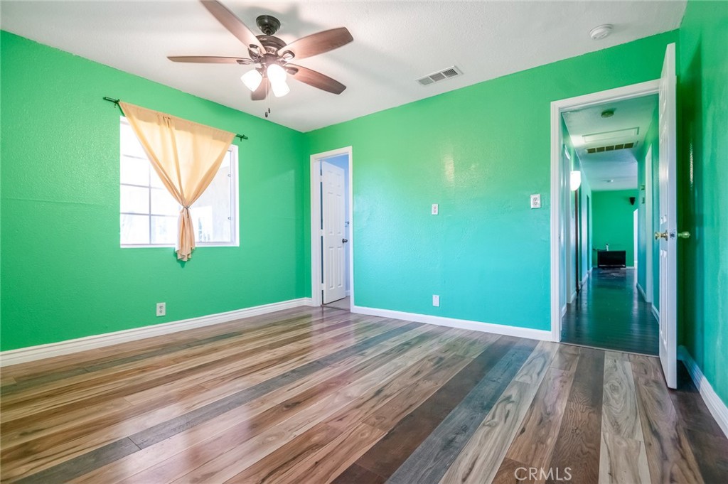 https://media.crmls.org/medias/f215d79c-316d-4cc5-853d-d044a22a1d57.jpg?preset=X-Large