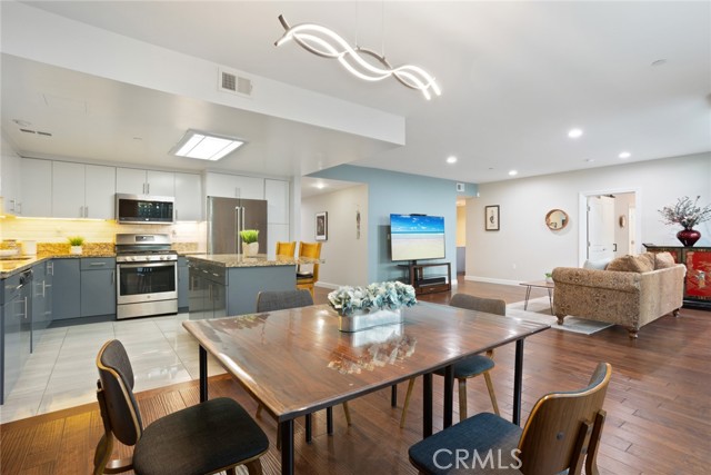 Detail Gallery Image 1 of 49 For 332 S Oxford Ave #105,  Los Angeles,  CA 90020 - 3 Beds | 2 Baths