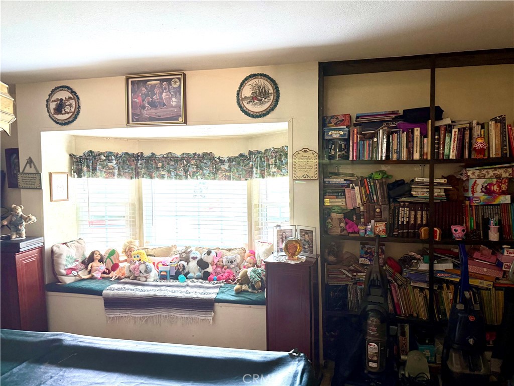 https://media.crmls.org/medias/f21a224a-c606-4713-b366-825f6781c84f.jpg?preset=X-Large