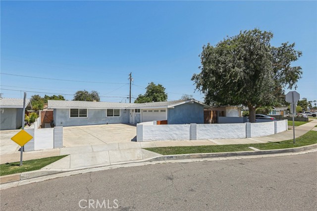 Detail Gallery Image 4 of 34 For 1048 N Loara St, Anaheim,  CA 92801 - 4 Beds | 2 Baths