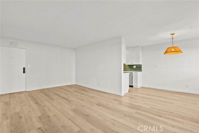 Detail Gallery Image 5 of 30 For 5400 Newcastle, Encino,  CA 91316 - 2 Beds | 2 Baths