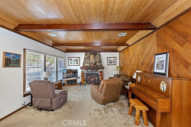 Detail Gallery Image 3 of 30 For 681 Chipmunk Ln, Big Bear Lake,  CA 92315 - 5 Beds | 3 Baths