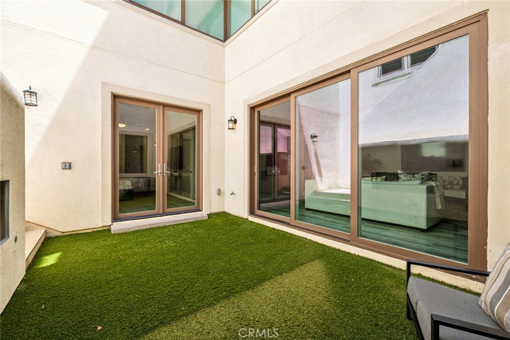 https://media.crmls.org/medias/f21fed20-ae50-4187-a82c-613de4b2bfe4.jpg?preset=X-Large