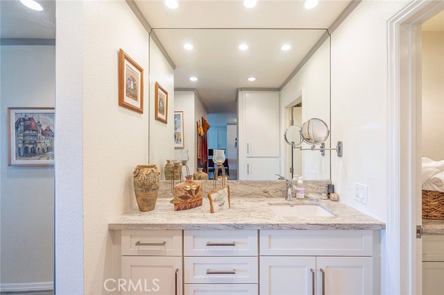 Dressing area to the bathroom