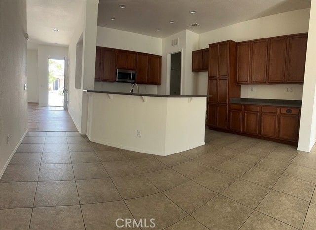 Detail Gallery Image 6 of 27 For 9019 Fremont Ct, Oak Hills,  CA 92344 - 3 Beds | 2 Baths