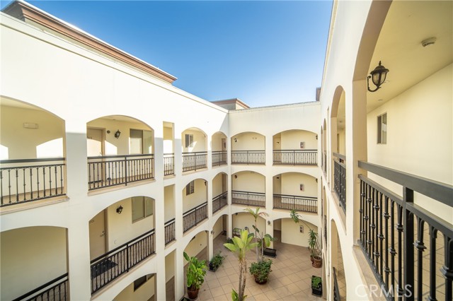 Detail Gallery Image 3 of 25 For 12916 Moorpark St #201,  Studio City,  CA 91406 - 3 Beds | 2 Baths