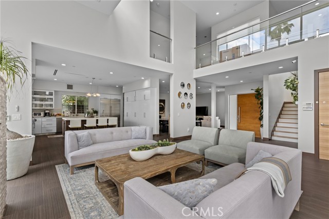 16424 Marbro Drive, Encino CA: https://media.crmls.org/medias/f222789c-6dfc-4f10-8573-e48b00571975.jpg