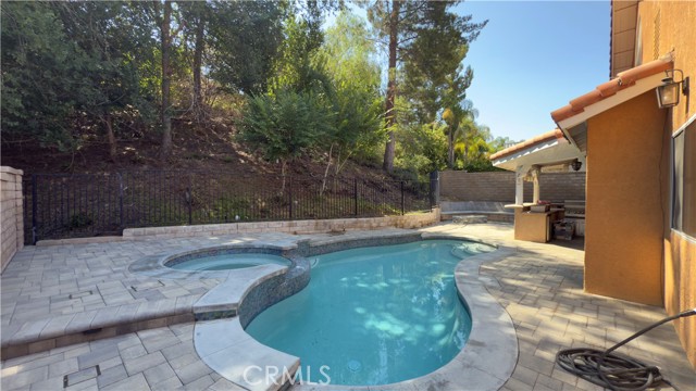 Detail Gallery Image 8 of 10 For 28786 Shadow Valley Ln, Saugus,  CA 91390 - 3 Beds | 3 Baths