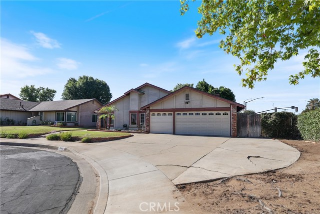1042 Bassett Court, San Dimas CA: https://media.crmls.org/medias/f223b6c7-891c-45f7-ac61-f405b15c1d40.jpg