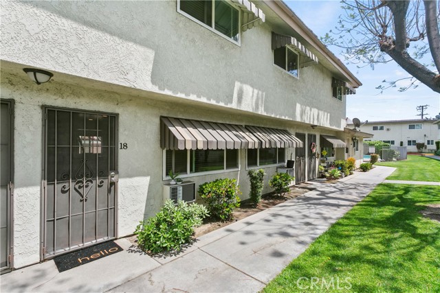 Detail Gallery Image 3 of 22 For 5593 Pioneer Bld #18,  Whittier,  CA 90601 - 2 Beds | 2 Baths