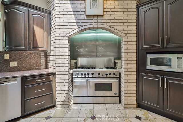 Detail Gallery Image 21 of 74 For 17141 Superior St, Northridge,  CA 91325 - 6 Beds | 4 Baths