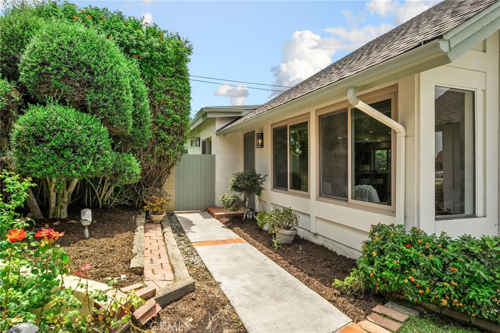 https://media.crmls.org/medias/f2289250-ff90-4942-adf2-161e49beb816.jpg?preset=X-Large
