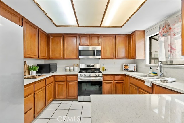 Detail Gallery Image 3 of 13 For 1716 W 146th St #2,  Gardena,  CA 90247 - 3 Beds | 2/1 Baths