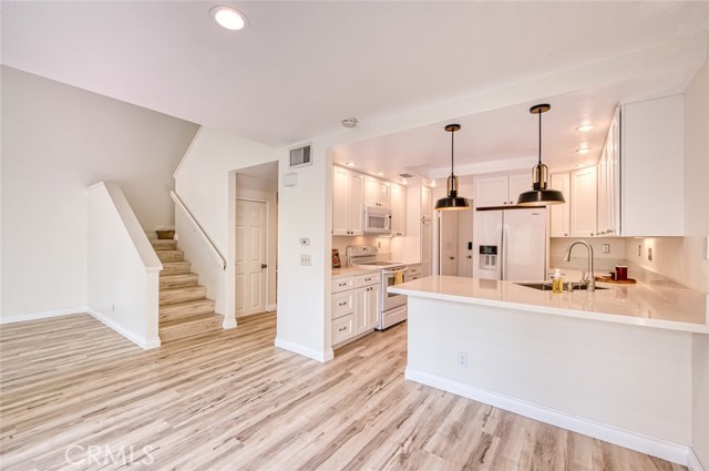 Detail Gallery Image 8 of 24 For 389 Stanford Ct #2,  Irvine,  CA 92612 - 2 Beds | 1/1 Baths