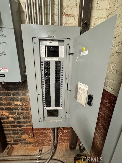 585 E Thompson Boulevard, Ventura CA: https://media.crmls.org/medias/f2344492-2e4f-4e02-9f33-6fcc17dc9964.jpg