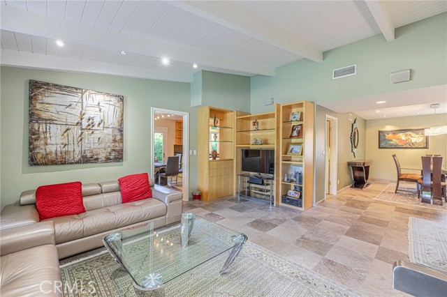 Detail Gallery Image 15 of 62 For 18621 Paseo Nuevo Dr, Tarzana,  CA 91356 - 4 Beds | 3/1 Baths