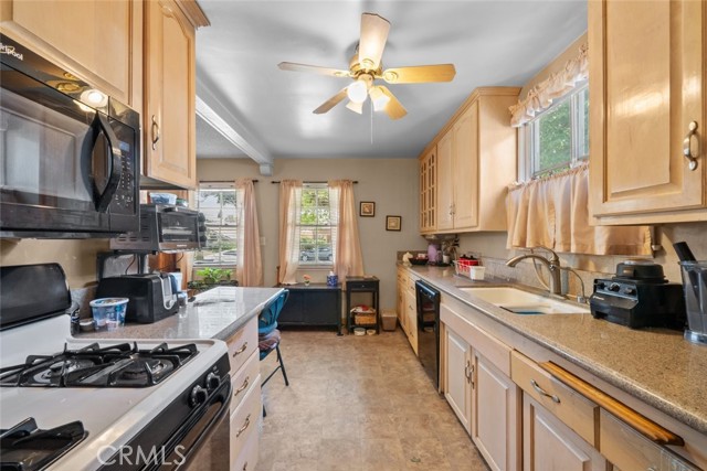 21041 Lanark Street, Canoga Park CA: https://media.crmls.org/medias/f2390e7b-4913-4ee0-8e81-c93ca0cf75fe.jpg