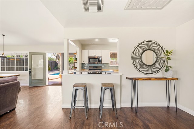 Detail Gallery Image 3 of 29 For 2041 Lupin St, Simi Valley,  CA 93065 - 3 Beds | 2 Baths