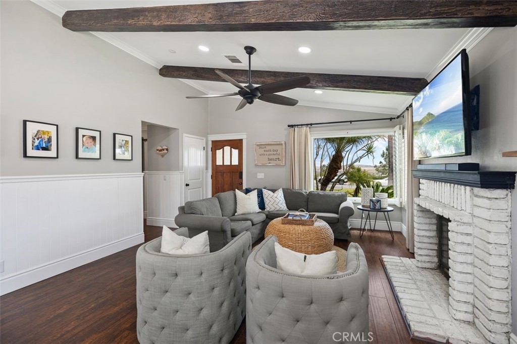 MLS #OC25101068 img 6