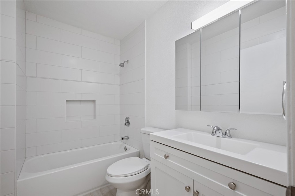 https://media.crmls.org/medias/f23e5bf3-db3d-44c2-9348-bededa99dc61.jpg?preset=X-Large