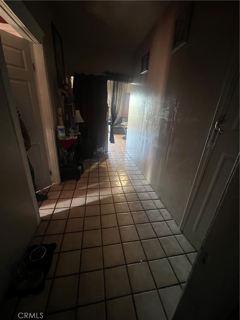 https://media.crmls.org/medias/f24160f4-0cef-4fe8-a8a6-0effe8a78df3.jpg?preset=X-Large
