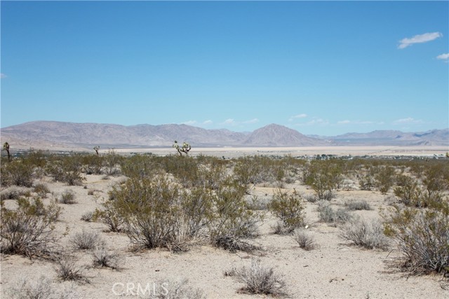 769 Meridian Road, Lucerne Valley CA: https://media.crmls.org/medias/f241fc86-d0ff-4161-8b06-c3201fd2b26f.jpg