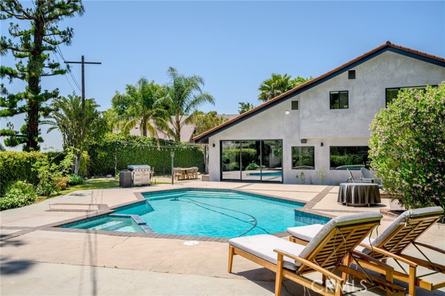 2305 Henrietta Avenue, La Crescenta CA: https://media.crmls.org/medias/f2437982-28a0-4825-9265-fab3b87aa91b.jpg