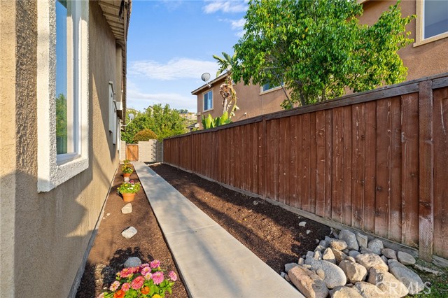 7476 Sequoia Lane, Highland CA: https://media.crmls.org/medias/f243c498-1f21-4509-b5b4-c4eb89b6100e.jpg