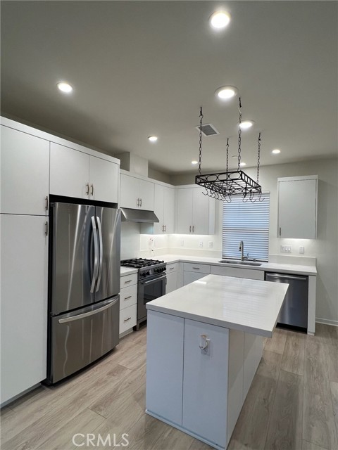 Detail Gallery Image 9 of 27 For 120 Trailing Comet, Irvine,  CA 92618 - 2 Beds | 2/1 Baths