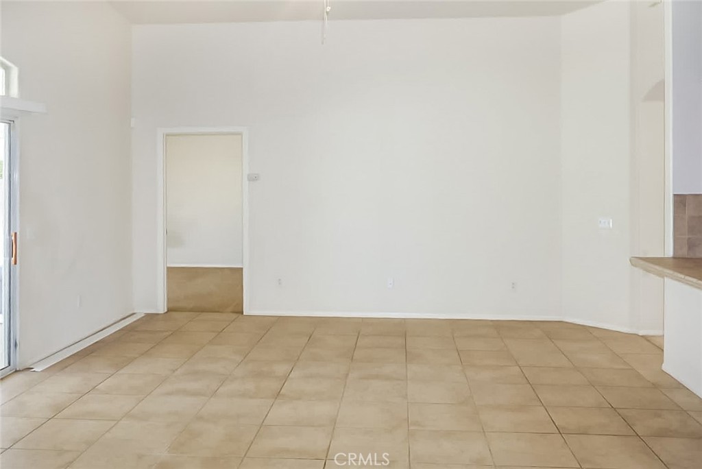 https://media.crmls.org/medias/f2459ffb-0ac5-46c9-9134-94e11b8501f6.jpg?preset=X-Large