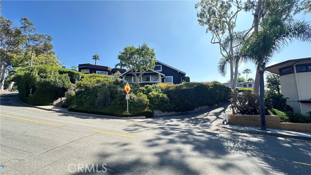 625 High Dr, Laguna Beach CA: https://media.crmls.org/medias/f2460bbd-3dc1-448c-b2a3-ee0669b39ab3.jpg